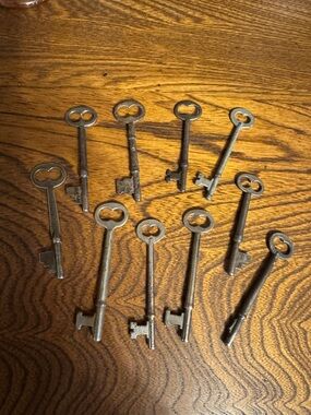 10 Steel Vintage Skeleton Keys Set (one broken)